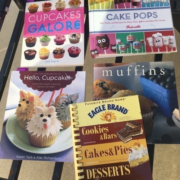Excellent Condition - Bundle of 5 Baking Books (Cupcakes, Cake Pops, Muffins) - Picture 1 of 1